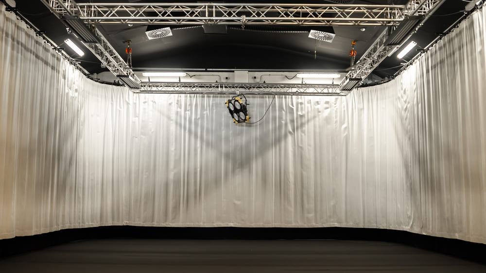 Plató de rodaje de Cinetel con parrilla de truss y cortinas