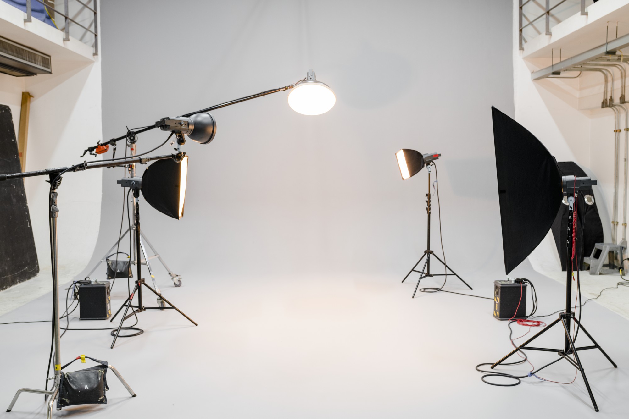 empty-studio-with-photography-lighting